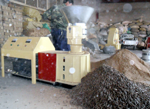 山东有机肥造粒机厂及其翻堆机产品介绍